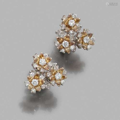 PAIRE DE CLIPS D’OREILLES FLEURS TREMBLEUSES A diamond and gold “trembleuses” pair of ear clips.