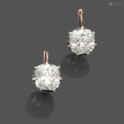 MAGNIFIQUE PAIRE DE BOUCLES D’OREILLES DIAMANTS Two 3,57 and 3,29 carats diamonds and gold pair of earrings.