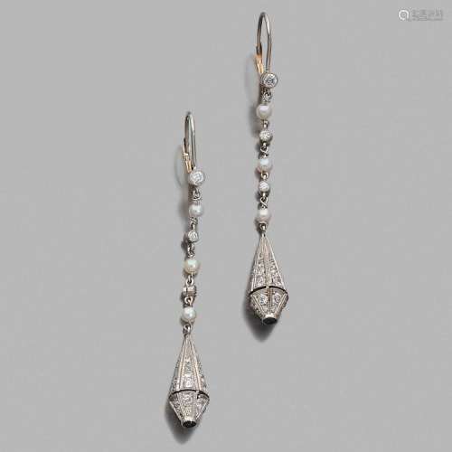 ANNÉES 1930 PAIRE DE PENDANTS D’OREILLES DIAMANTS ET PERLES A diamond, pearl, sapphire and gold pair of ear pendants, circa 1930.
