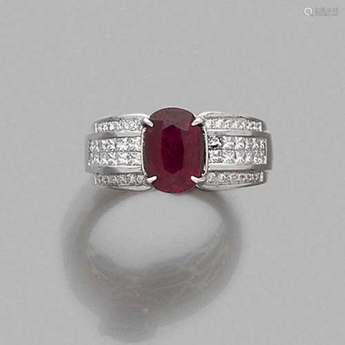 TRAVAIL FRANÇAIS BAGUE RUBIS COUSSIN A 2,08 carats ruby, diamond and gold ring.