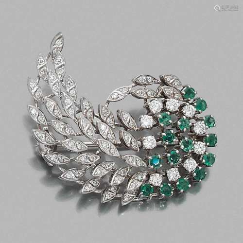 ANNÉES 1960 BROCHE AILE DIAMANTS ET éMERAUDES An emerald, diamond and gold brooch, circa 1960.