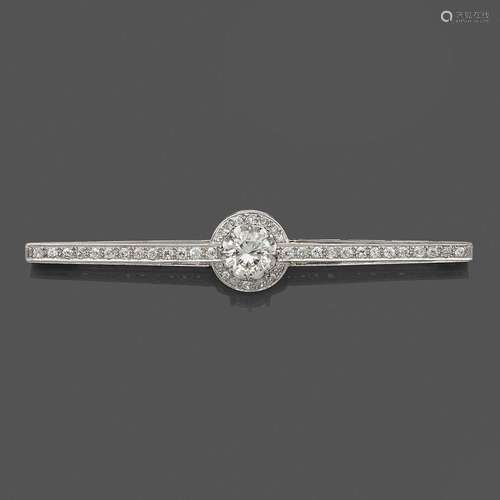 ANNÉES 1920 BROCHE BARRETTE DIAMANTS A 2,51 carats diamond and platinum brooch, circa 1920.