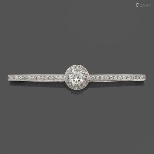 ANNÉES 1920 BROCHE BARRETTE DIAMANTS A 2,51 carats diamond and platinum brooch, circa 1920.