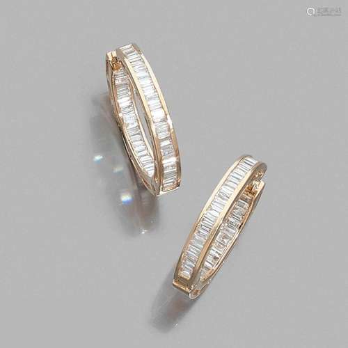 PAIRE DE CRéOLES DIAMANTS A diamond and gold pair of hoops.