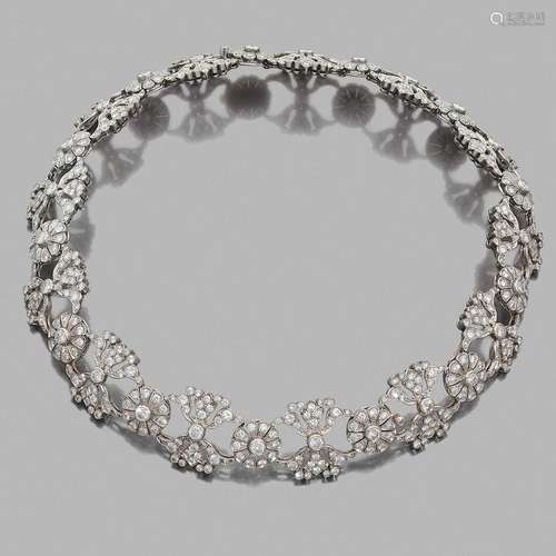 ANNÉES 1950 COLLIER DIAMANTS A diamond and gold transformable necklace, circa 1950.