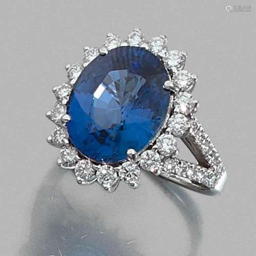 IMPORTANTE BAGUE SAPHIR A 8,80 carats sapphire, diamond and gold ring.