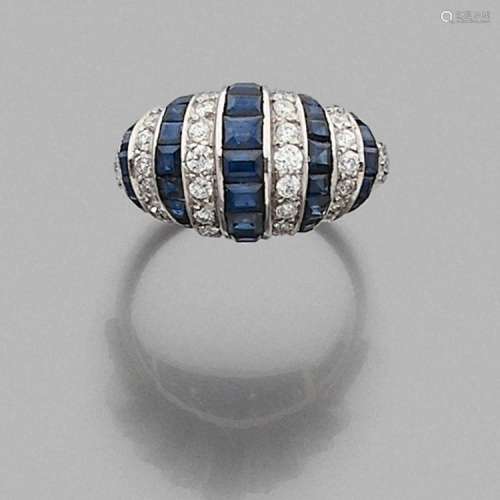 ANNÉES 1960 BAGUE DÔME SAPHIRS ET DIAMANTS A diamond, sapphire and platinum ring, circa 1960.