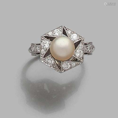 ANNÉES 1925 BAGUE HEXAGONALE PERLE FINE A natural pearl, diamond and platinum ring, circa 1925.