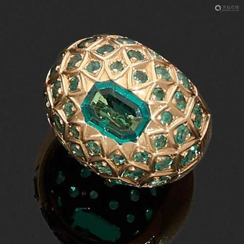 RENÉ BOIVIN ANNÉES 1955 - 1960 BAGUE “ÉCAILLES” ÉMERAUDES An emerald and gold ring by René BOIVIN, circa 1955 --1960.