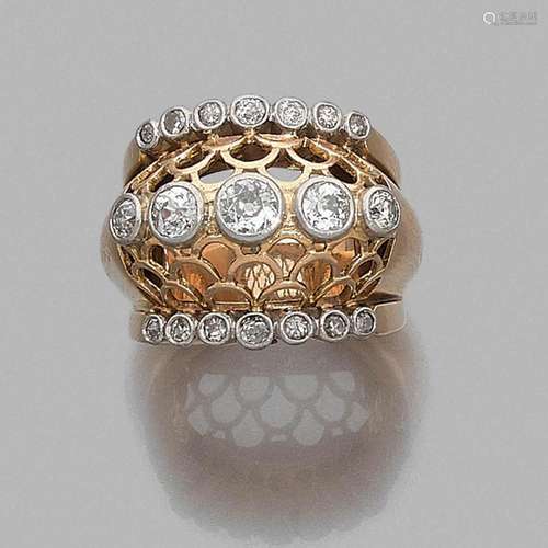 TRAVAIL FRANÇAIS ANNÉES 1940 BAGUE DÔME DIAMANTS A diamond, platinum and gold ring, circa 1940.