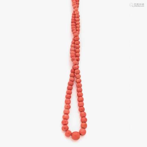 SAUTOIR CORAIL A coral and gold long necklace.