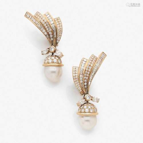 PAIRE DE PENDANTS D’OREILLES DIAMANTS ET PERLES A diamond, cultured pearl and gold pair of ear pendants.