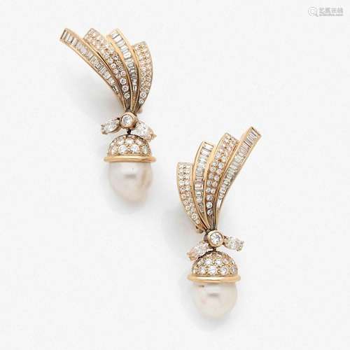 PAIRE DE PENDANTS D’OREILLES DIAMANTS ET PERLES A diamond, cultured pearl and gold pair of ear pendants.