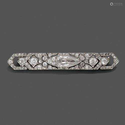 ÉPOQUE ART DÉCO BROCHE BARRETTE DIAMANTS An Art Deco diamond and platinum brooch.