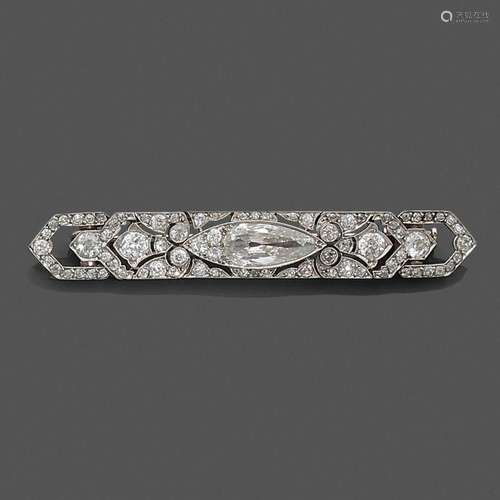 ÉPOQUE ART DÉCO BROCHE BARRETTE DIAMANTS An Art Deco diamond and platinum brooch.