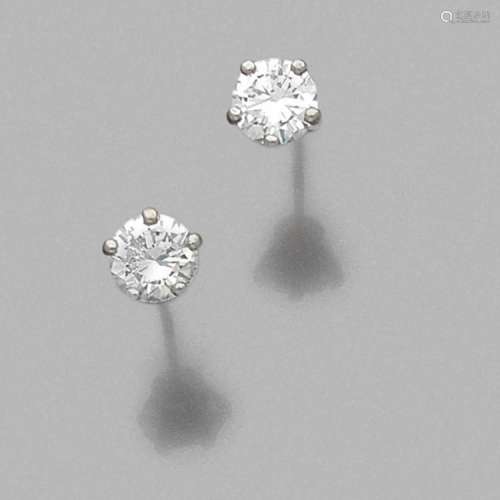 PAIRE DE CLOUS D’OREILLES DIAMANTS A 1,06 and 1 carat diamonds pair of ear studs.