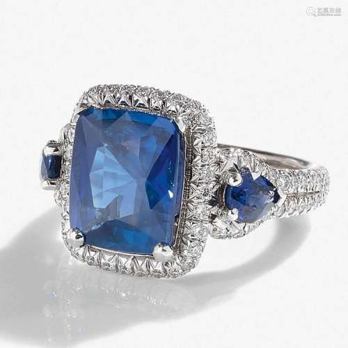 BAGUE SAPHIR COUSSIN A 6,03 carats sapphire, diamond and gold ring.