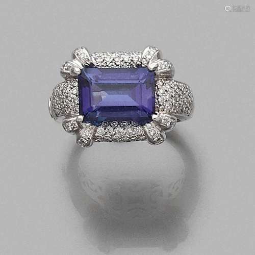 BAGUE TANZANITE A tanzanite, diamond and gold ring.