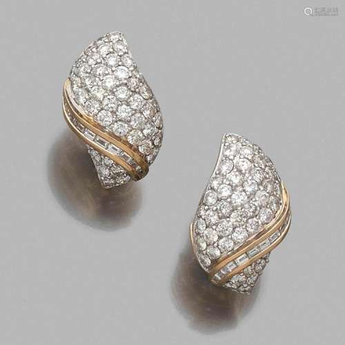 NEIMAN MARCUS & C° PAIRE DE MOTIFS D’OREILLES COQUILLAGES A diamond and gold pair of ear clips by NEIMAN MARCUS.