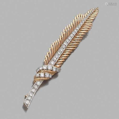 ANNÉES 1950 BROCHE FEUILLE A diamond, gold and platinum brooch, circa 1950.