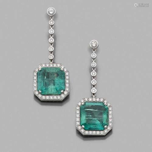 PAIRE DE PENDANTS D’OREILLES ÉMERAUDES A 5,94 et 5,68 carats emeralds, diamond and gold pair of ear pendants.