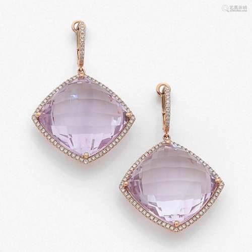 PAIRE DE PENDANTS D’OREILLES AMéTHYSTES An amethyst, diamond and gold pair of ear pendants.