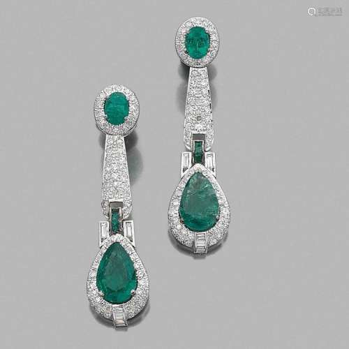 PAIRE DE PENDANTS D’OREILLES ÉMERAUDES An emerald, diamond and gold pair of ear pendants.