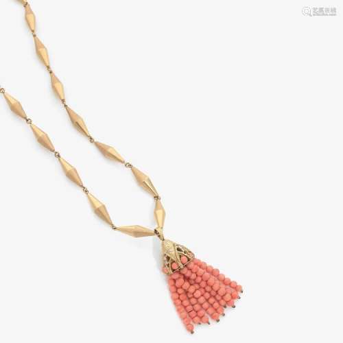 ANNÉES 1970 MAGNIFIQUE SAUTOIR POMPON CORAIL A coral and gold long necklace, circa 1970.