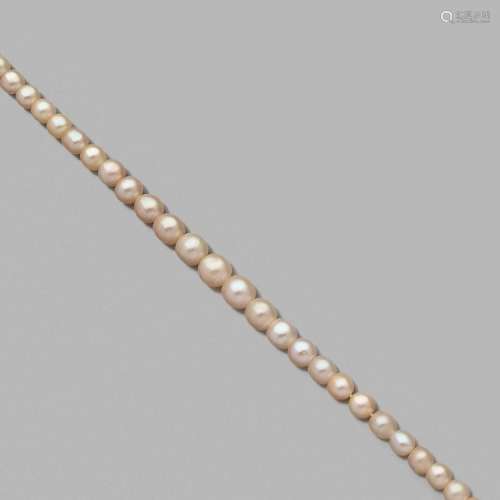 COLLIER PERLES FINES A natural pearl and gold necklace.