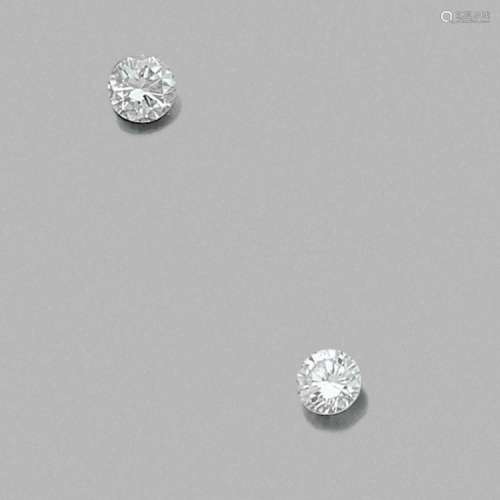 DEUX DIAMANTS TAILLE BRILLANT Sur Papier Two 0,56 and 0,50 carat diamonds.