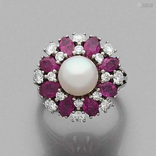 ANNÉES 1960 BAGUE DÔME PERLE DE CULTURE A cultured pearl, ruby, diamond and gold ring, circa 1960.