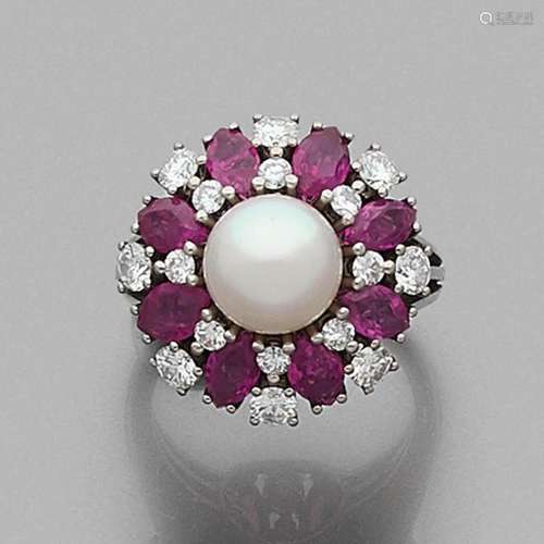 ANNÉES 1960 BAGUE DÔME PERLE DE CULTURE A cultured pearl, ruby, diamond and gold ring, circa 1960.