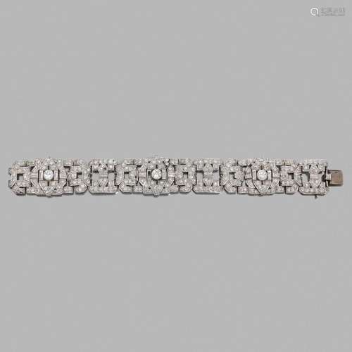 Travail français année 1930 BRACELET JOAILLERIE DIAMANTS A diamond, platinum and gold bracelet, circa 1930.