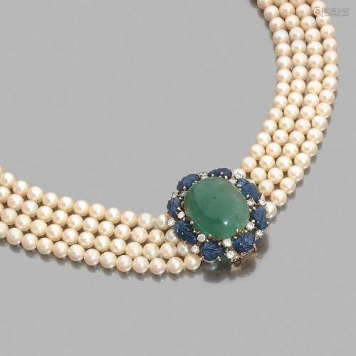 FRED ANNÉES 1960 COLLIER PERLES DE CULTURE ET CLIP éMERAUDE A cultured pearl and gold necklace, with an emerald, diamond and sapphire c
