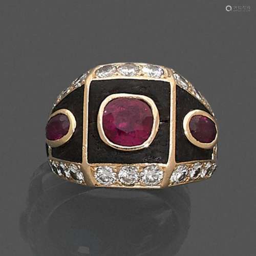 J.NUELL ANNÉES 1980 BAGUE JONC RUBIS A ruby, diamond, wood and gold ring by J.NUELL, circa 1980.
