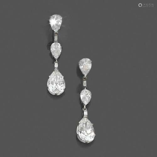 IMPORTANTE PAIRE DE PENDANTS D’OREILLES DIAMANTS A diamond and platinum pair of ear pendants.