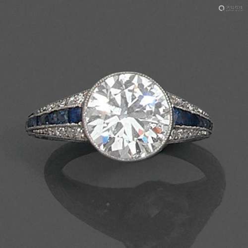 TRAVAIL FRANÇAIS ANNÉES 1920 BAGUE DIAMANT A 2,35 carats diamond, sapphire and platinum ring, circa 1920.