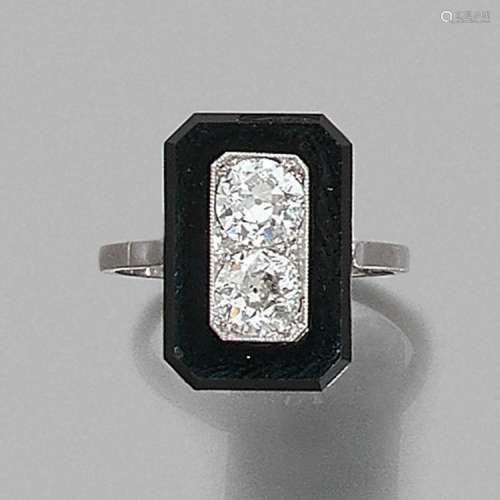 ANNÉES 1925 BAGUE ONYX ET DIAMANTS An onyx, diamond and platinum ring, circa 1925.