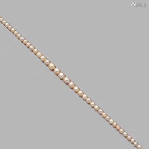 COLLIER PERLES FINES A natural pearl and gold necklace.