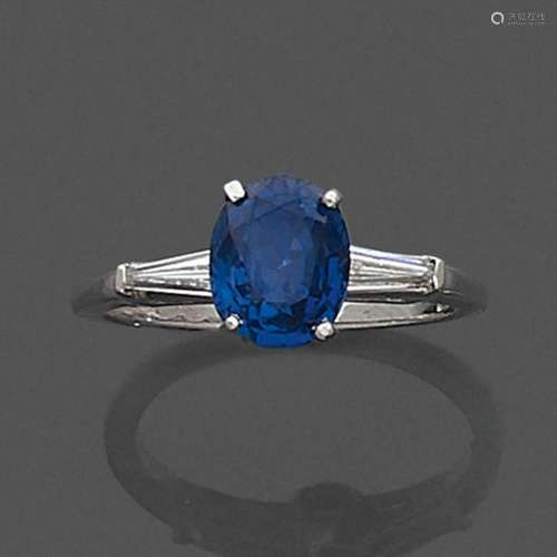 BAGUE SAPHIR A 2,25 carats sapphire, diamond, platinum and gold ring.