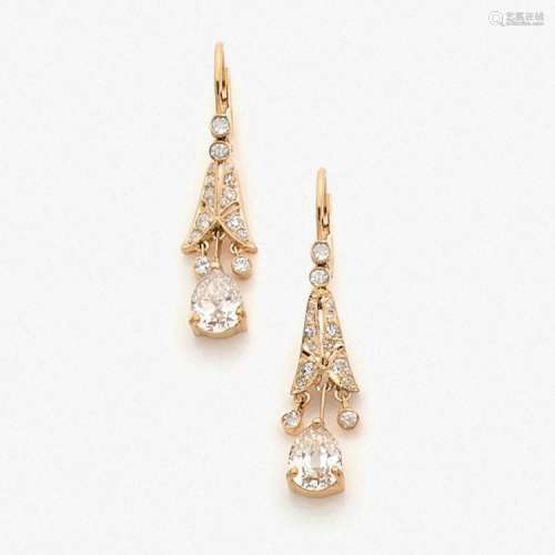 PAIRE DE PENDANTS D’OREILLES DIAMANTS POIREs A diamond and gold pair of ear pendants.