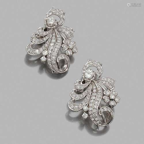 ANNÉES 1950 BROCHE DOUBLE-CLIP DIAMANTS A diamond, platinum and gold clip, circa 1950.