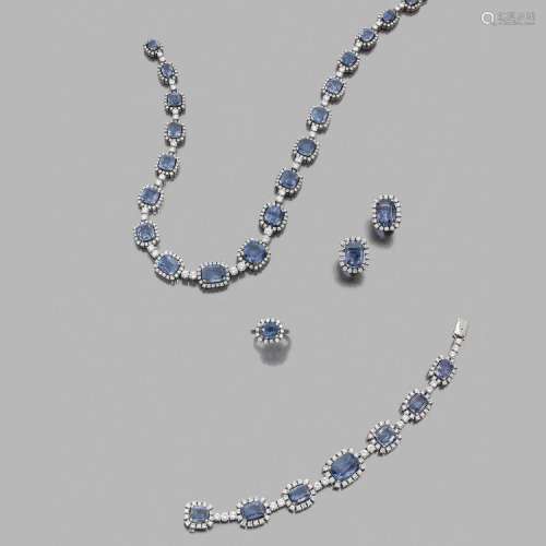 IMPORTANTE PARURE SAPHIRS ET DIAMANTS A sapphire, diamond and gold set comprising a necklace, a bracelet, a pair of ear clips and a rin