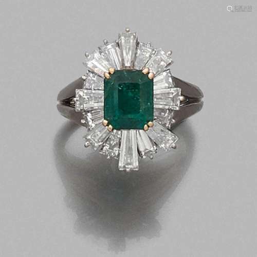 TRAVAIL FRANÇAIS ANNÉES 1960 BAGUE JUPE éMERAUDE An emerald, diamond and gold ring, circa 1960.