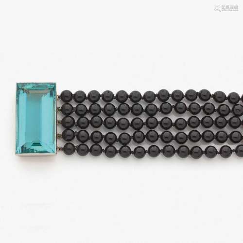 COLLIER AIGUE-MARINE ET ONYX An aquamarin, onyx and gold necklace.