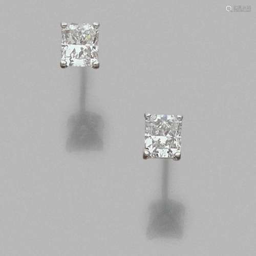 PAIRE DE MOTIFS D’OREILLES DIAMANTS Two 1,60 and 1,54 carat diamonds and gold pair of studs.