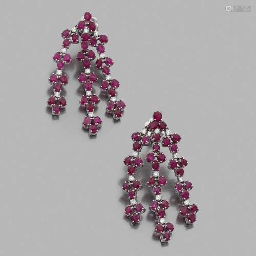PAIRE DE PENDANTS D’OREILLES RUBIS A ruby, diamond and gold pair of ear pendants.