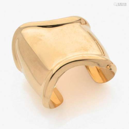 ELSA PERETTI - TIFFANY & C° BRACELET MANCHETTE “BONE” A gold bracelet by ELSA PERETTI - TIFFANY & C°.