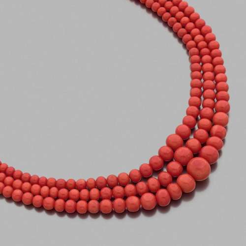COLLIER CORAIL A coral and gold necklace.