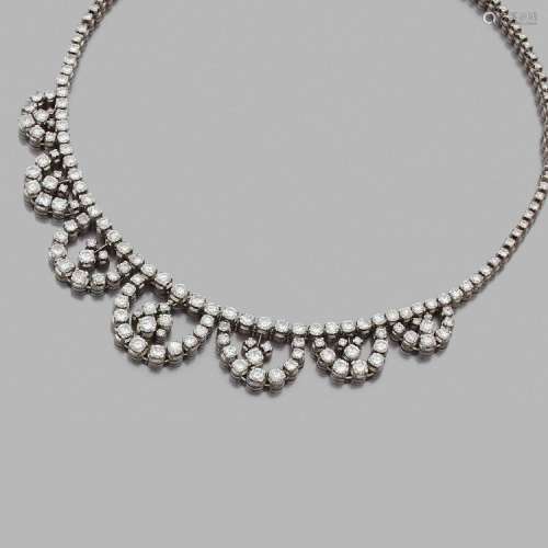 ANNÉES 1950 COLLIER DRAPERIE DIAMANTS A diamond and gold necklace, circa 1950.